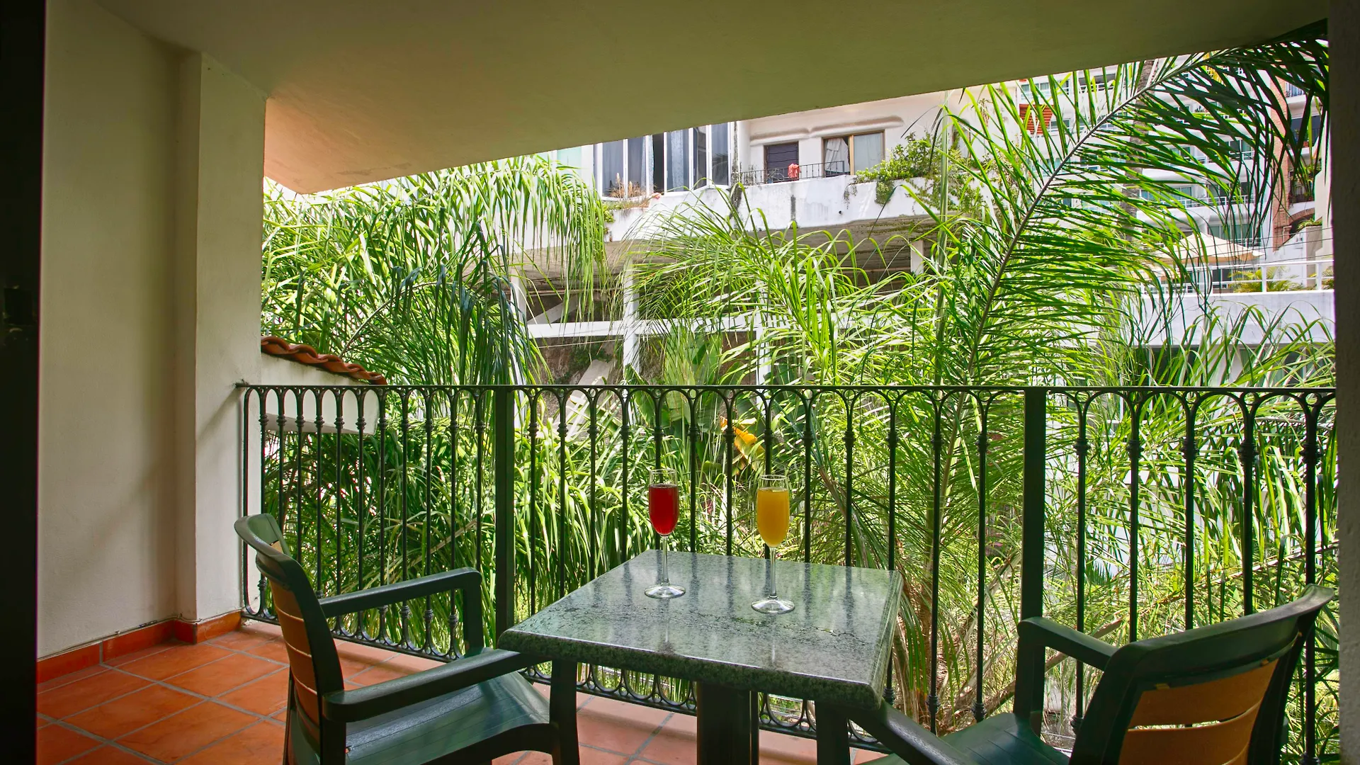 One Beach Street Zona Romantica Пуэрто-Вальярта 4*,